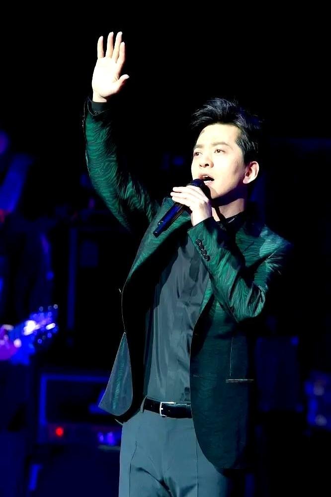 岳云鹏开演唱会这事儿可太有意思了！

他师傅郭德纲亲自来撑场子不说，台下嘉宾席里