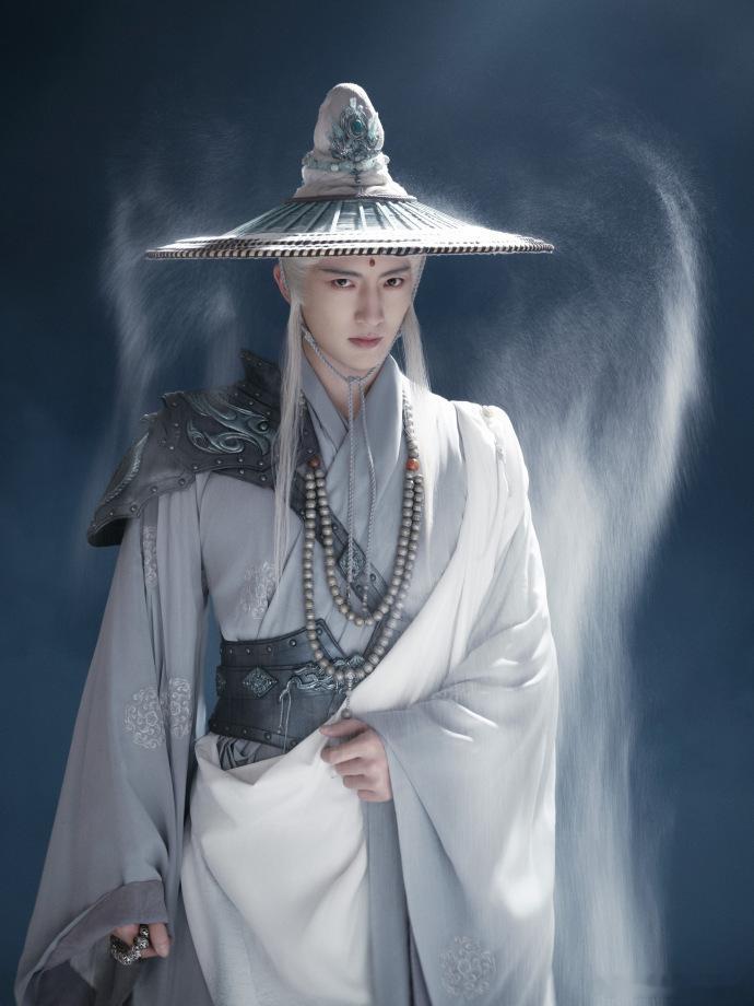 杨仕泽这是真男神 杨仕泽的反差感太戳我了！剧里普珠是神性满满的江湖高人，平定纷争