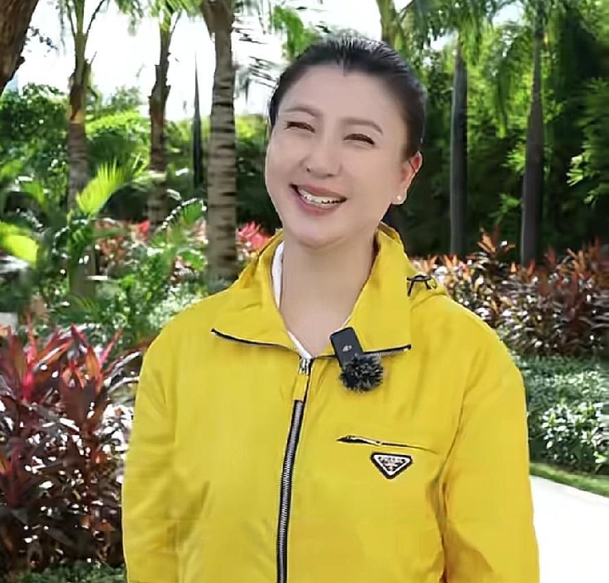 闫学晶要是能好好解释下的话，本来还是可以挽回口碑的。

毕竟阶层不同，消费观念肯