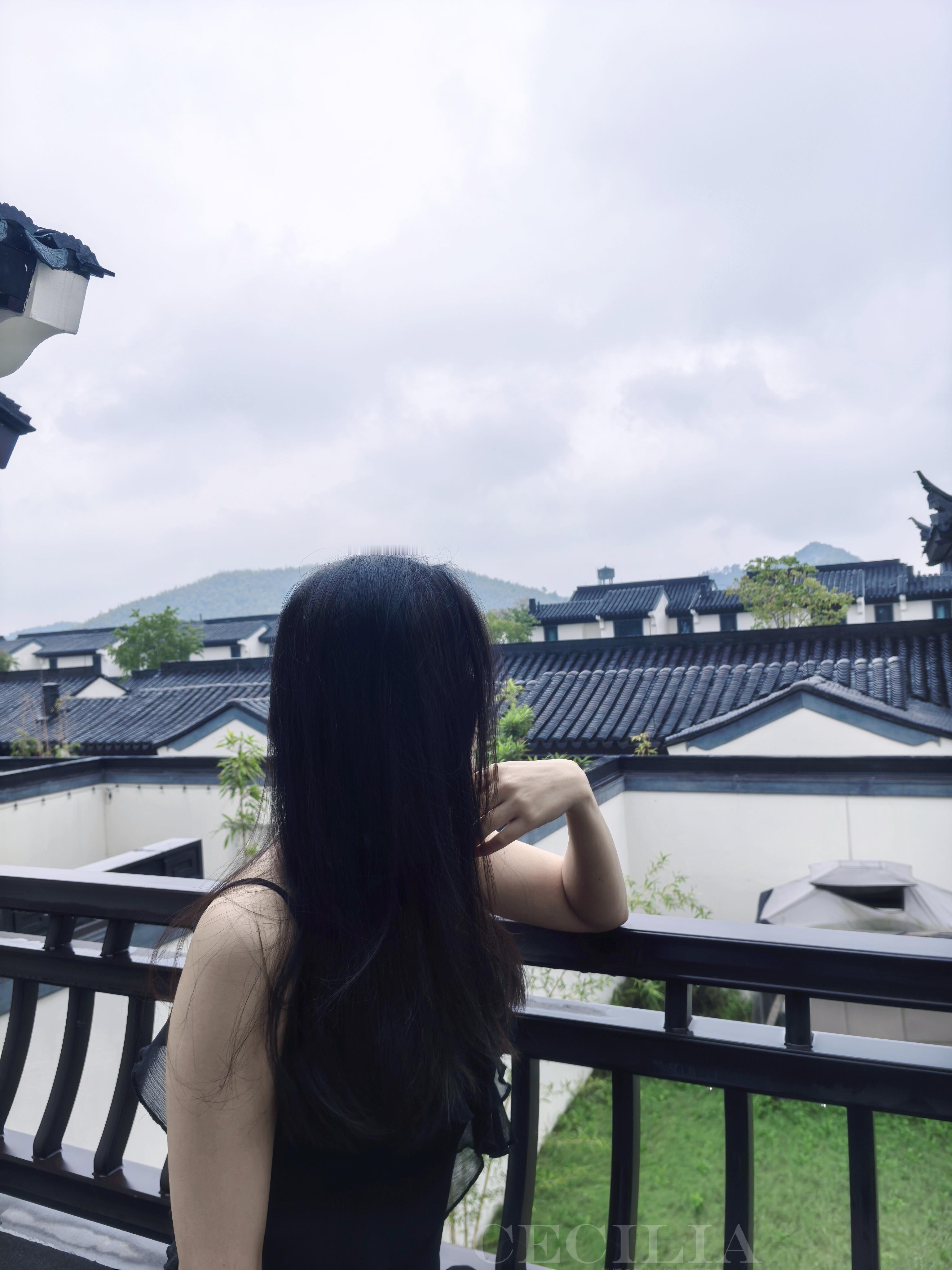 如何在一场猝不及防的风雨里，为自己觅得一份安顿。答案，或许就藏在这白墙青瓦的静默