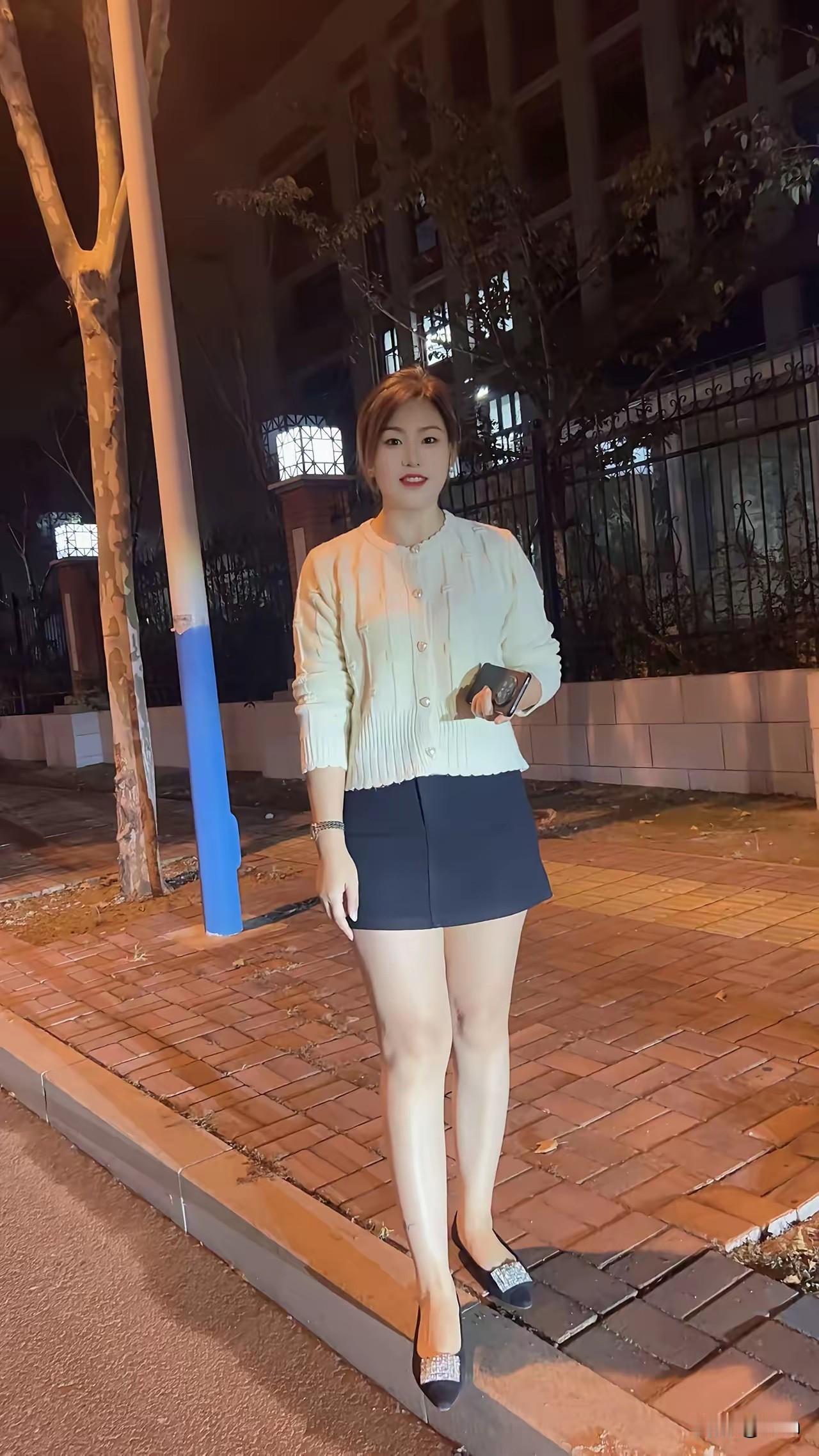 夜晚街拍，时尚穿搭，自信微笑