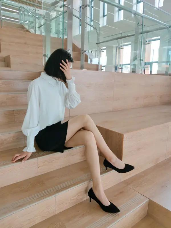 职场女性的丝袜高跟穿搭，能提升优雅度与专业感。
选丝袜，颜色选与肤色相近的，质地