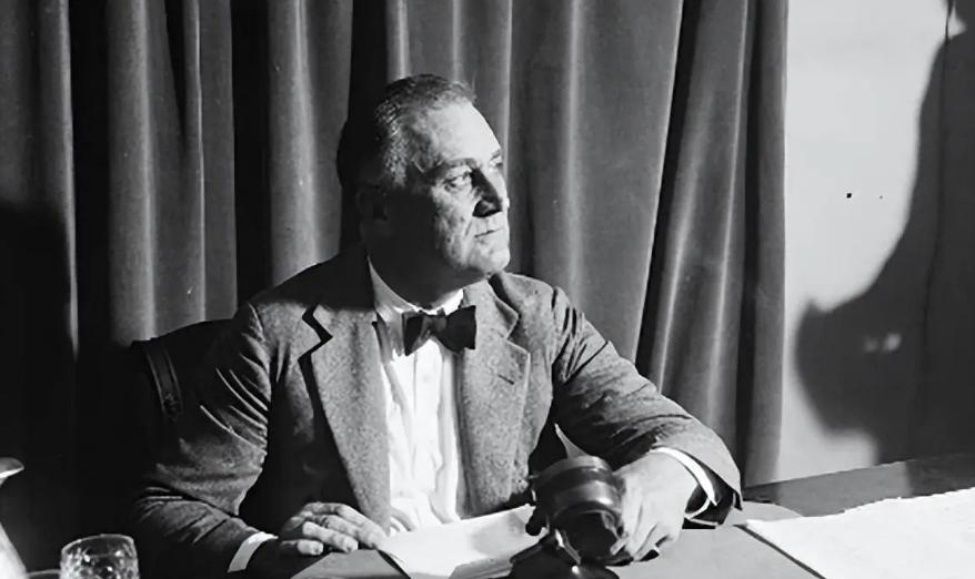 美国现在乱成这个样子，为什么就是出不了一个能一锤定音的强人？其实道理很简单，资本