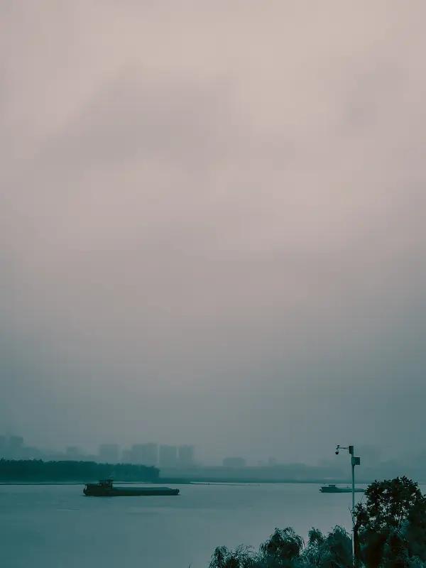 江景抒心
 
浩渺江波映远天，长风拂岸散尘缘。
千帆逐浪流云阔，两岸凝烟暮色绵。