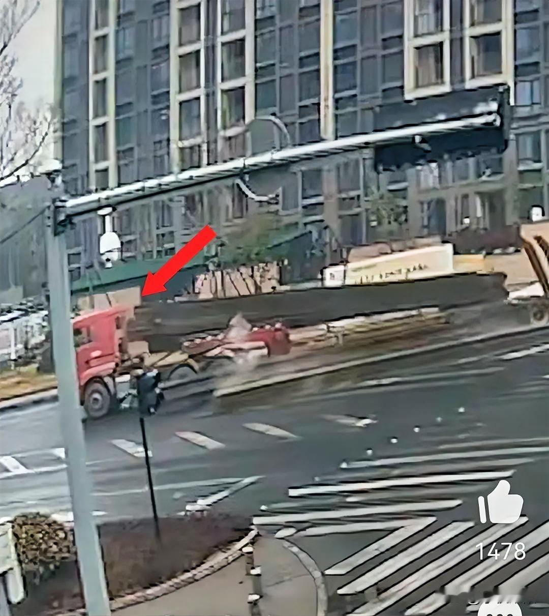 用什么方法可以阻止货车在急刹过程中，货物的冲击力对车头造成的伤害？某地一路口，一