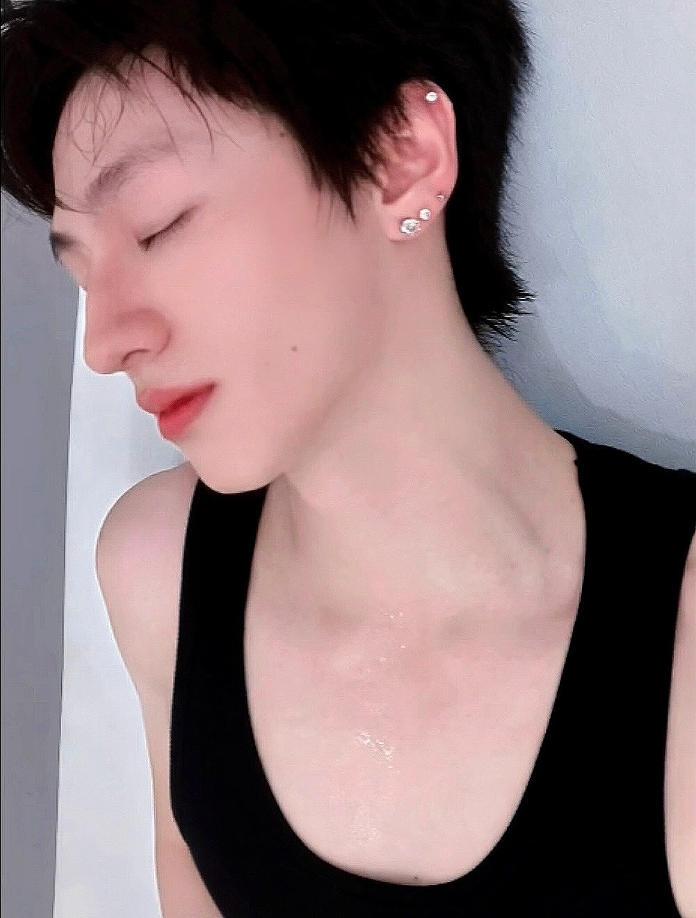 真的我不清楚 我不清楚 就是正着看太那个了 然后此女自己也觉得有点不好意思所以倒
