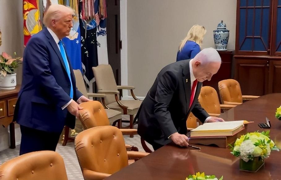 靴子终于落地！中东的天，彻底变了。伊朗首都德黑兰火光冲天，巨大的蘑菇云腾空而起，