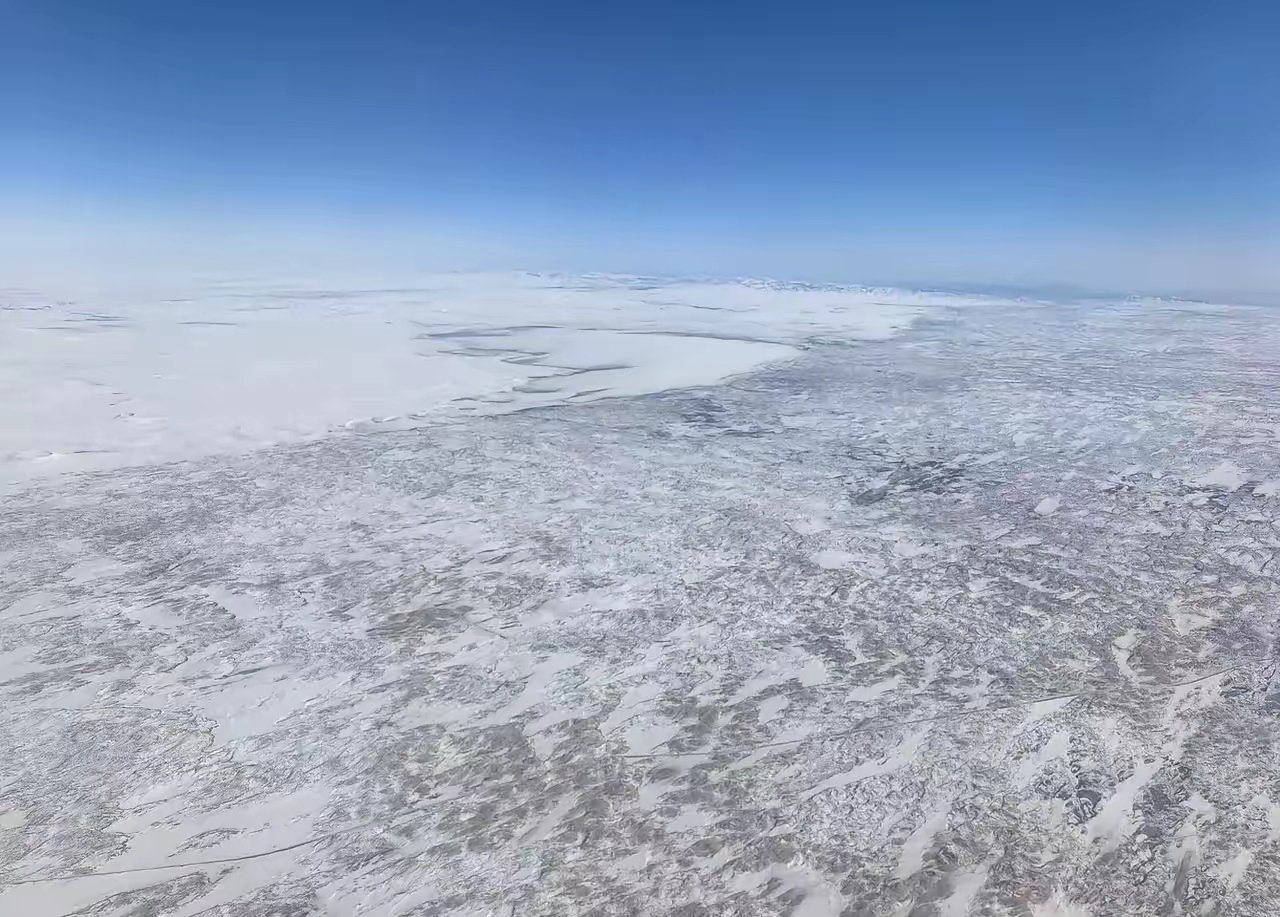 我老家上空我们这里地广人稀铁路公路都不划算现在各个城市来往都是小型飞机机票便宜 