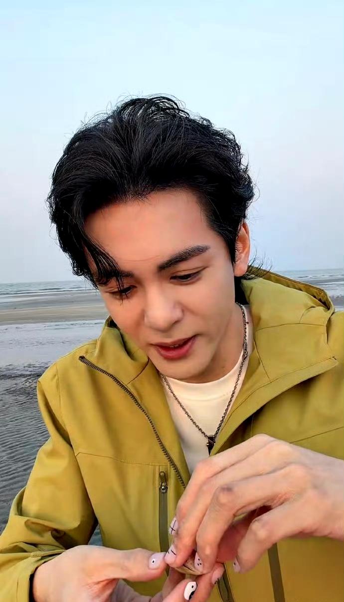 曾舜晞海边直播i人属性拉满！沉默看海不说话，网友：这才是真实的i人
 
曾舜晞海