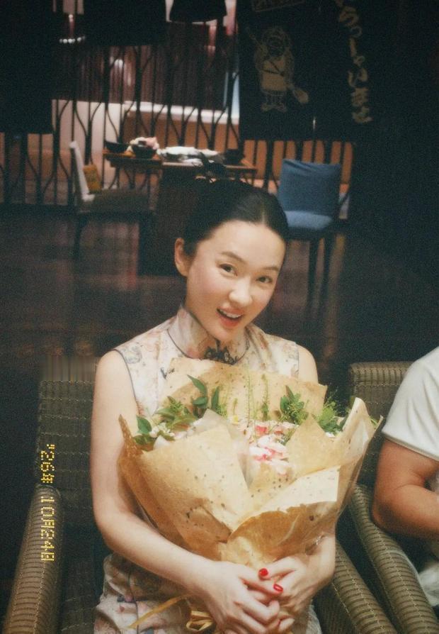 霍思燕46岁生日聚餐照片流出，一身素雅旗袍、温婉盘发，往那儿一坐，从容又雅致，笑