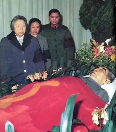 1976年的冬天格外寒冷，周总理逝世后，邓颖超独自捧着骨灰盒。电视机前，天津天虹