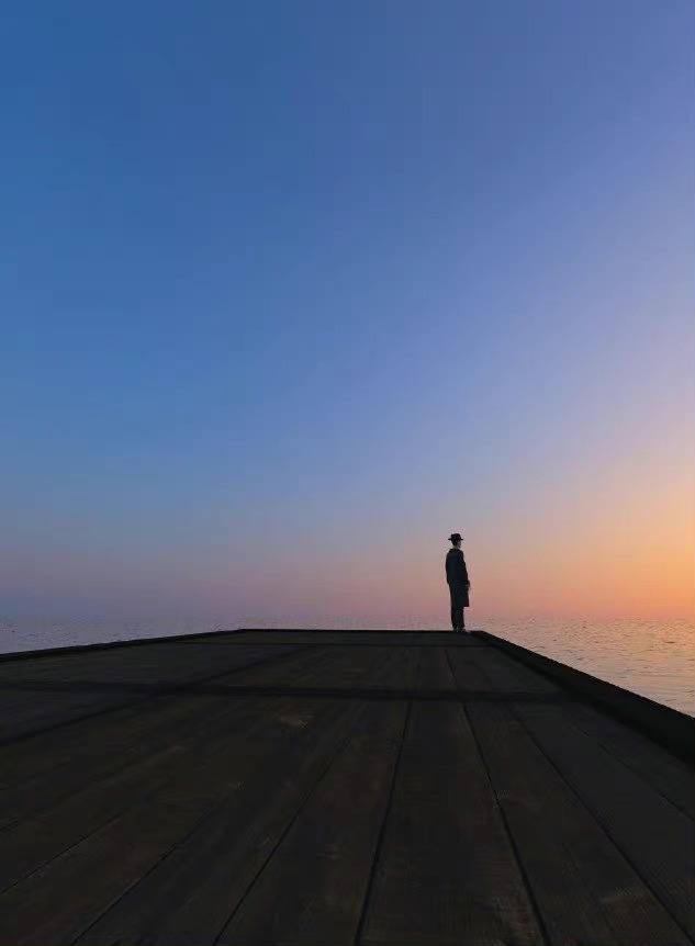 前途很远，也很暗。然而不要怕。不怕的人的面前才有路。—— 鲁迅 