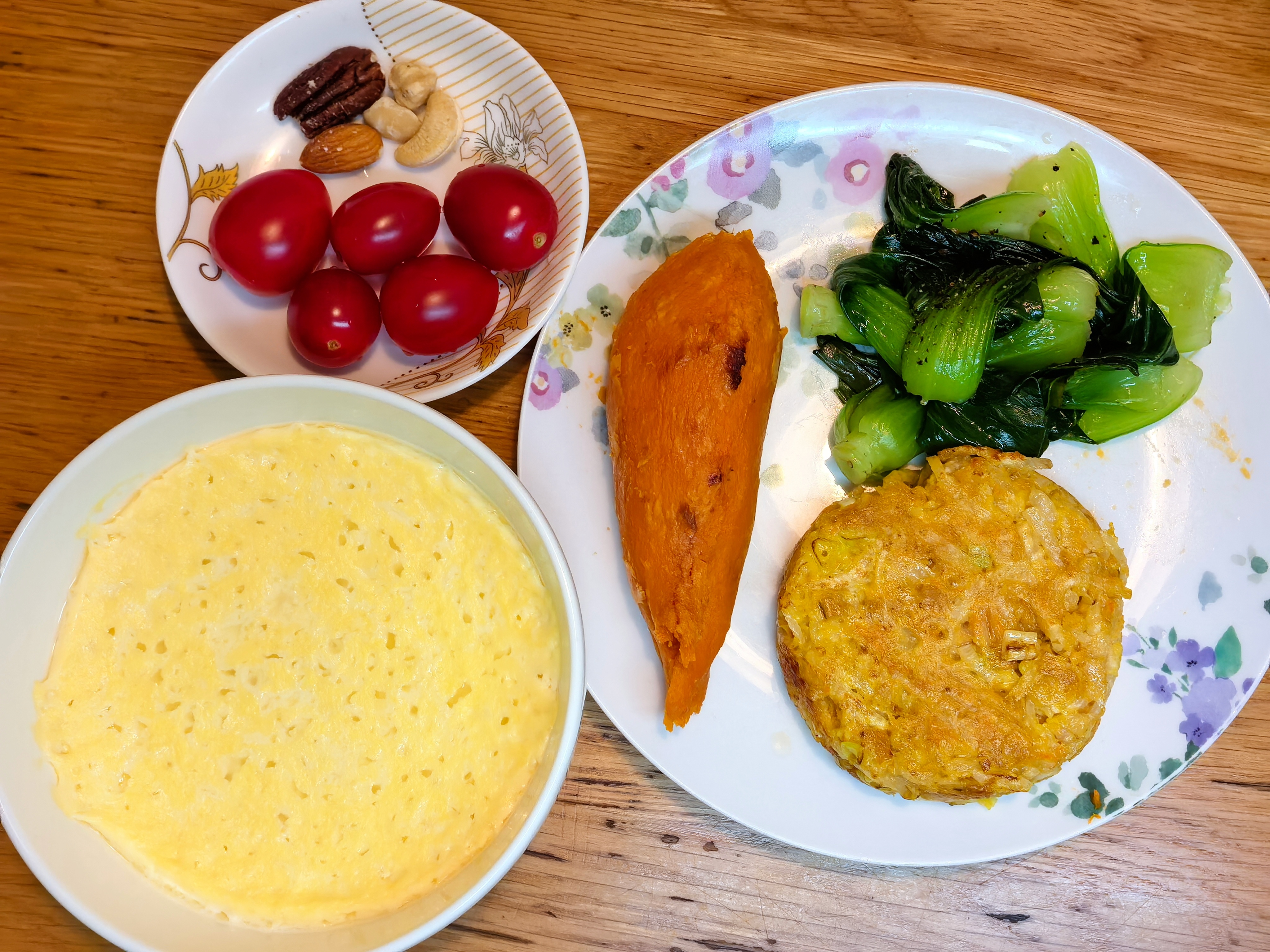 #波妞的早餐# 早上好！今天波妞在家吃饭，做个五颜六色的早餐。🥢萝卜饼（全麦粉