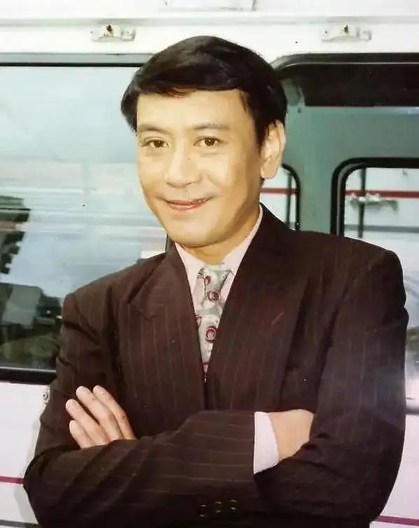 一代歌王罗文离世24周年，继承了他全部遗产800万的亲姐妹，罕见现身悼念打扮朴素