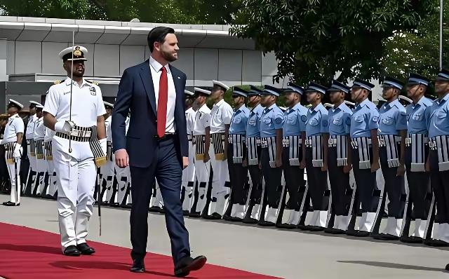 万斯内心比谁都急切，只是表面不动声色。若2028年顺利入主白宫，他将成为继西奥多