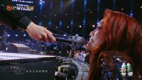 容祖儿递麦给李昊这一段  女队大合唱里，李昊的男声令人陶醉，“在痛哭拥抱告别后，
