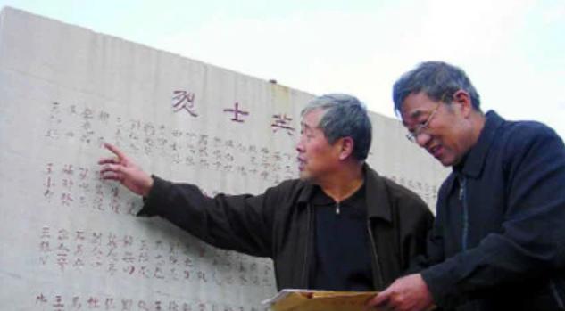 1996年，山西一老人来到书籍旧货市场闲逛，突然，他被泛黄的册子吸引，翻开后立马