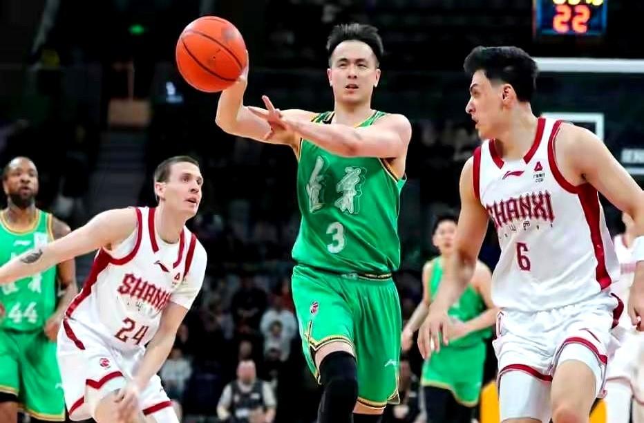 辽宁男篮这赛季，真把人看懵了！先是第一阶段杨鸣卸任，代理教练乌戈·洛佩斯带队，第