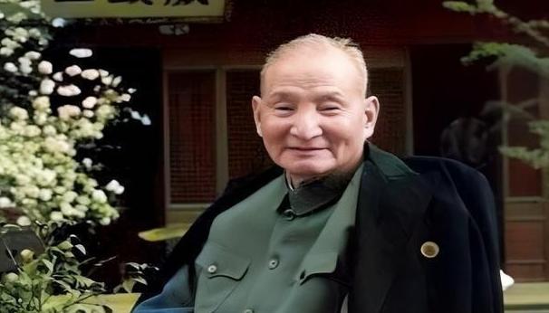 1990年春节前，已经85岁高龄的陈云在杭州休养。半退休状态的他当时仍担任中顾委