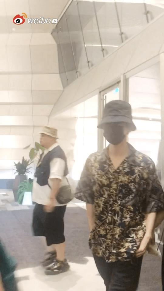 #成毅赴山海#考古：宝宝哥的花衬衫，常穿常新[馋嘴]图1的清冷酷感和图2的猫猫祟