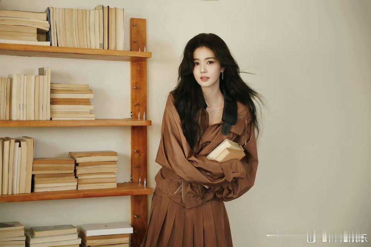 白鹿美拉德学姐风哇！白鹿今天是美拉德学姐哇！大波浪好有气质搭配短裙好俏皮～[送花