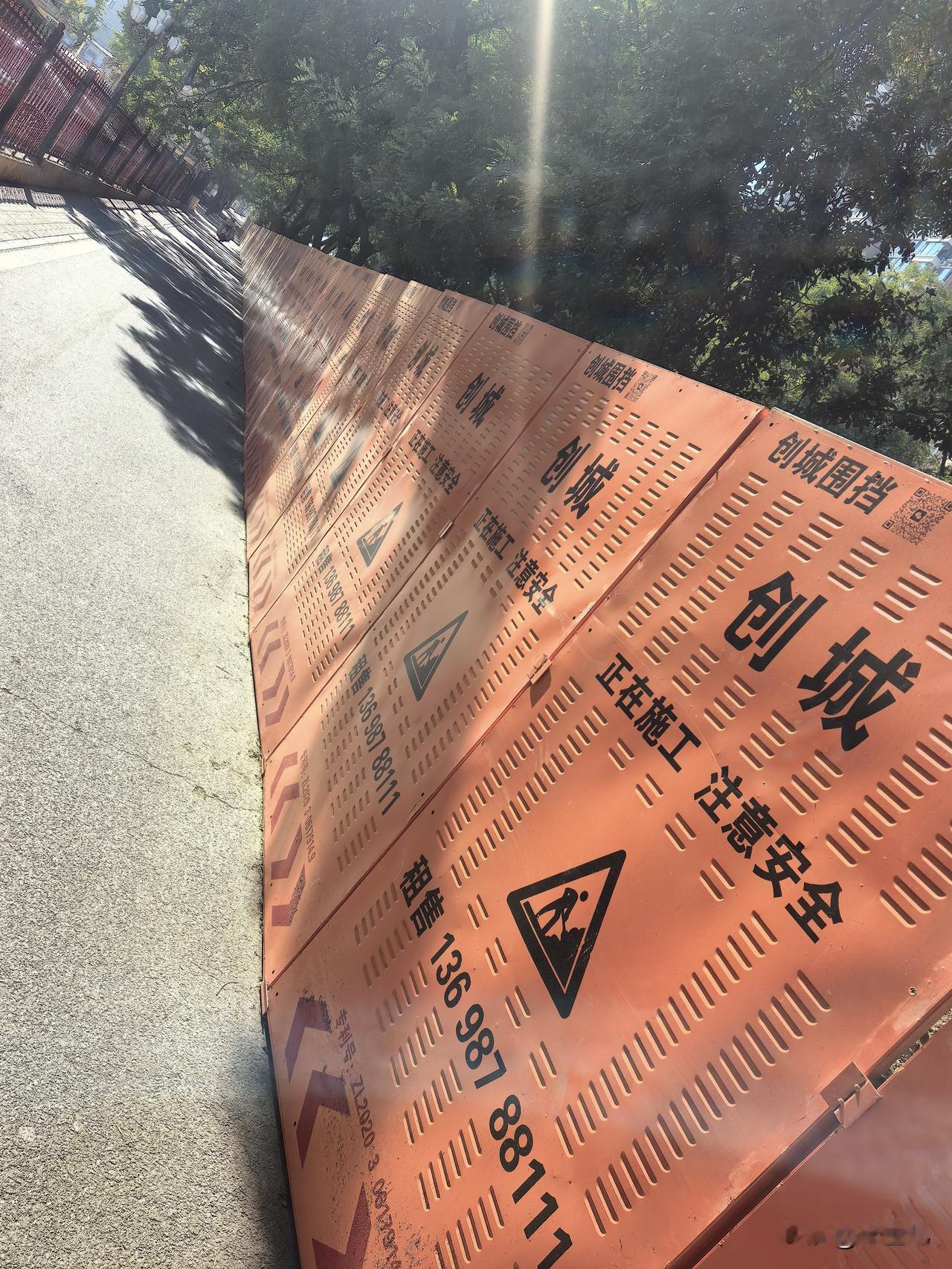 太原城市建设突飞猛进，
施工围栏连续挡了有五公里，
别说汽车，电动自行车，连行人