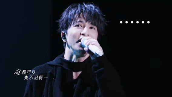 这哪是合唱舞台，分明是薛之谦的单人喜剧秀！一套行云流水的慌乱操作，直接把事故现场