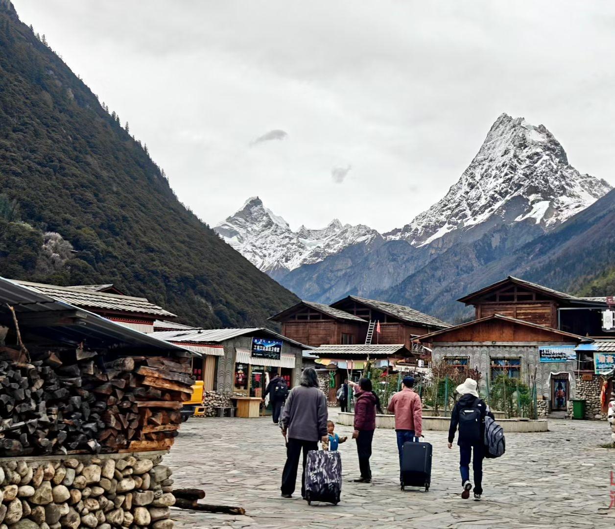 人老了才明白，一人一屋三餐四季，自在随心简单随意，是我想要
 
人这一辈子，前半