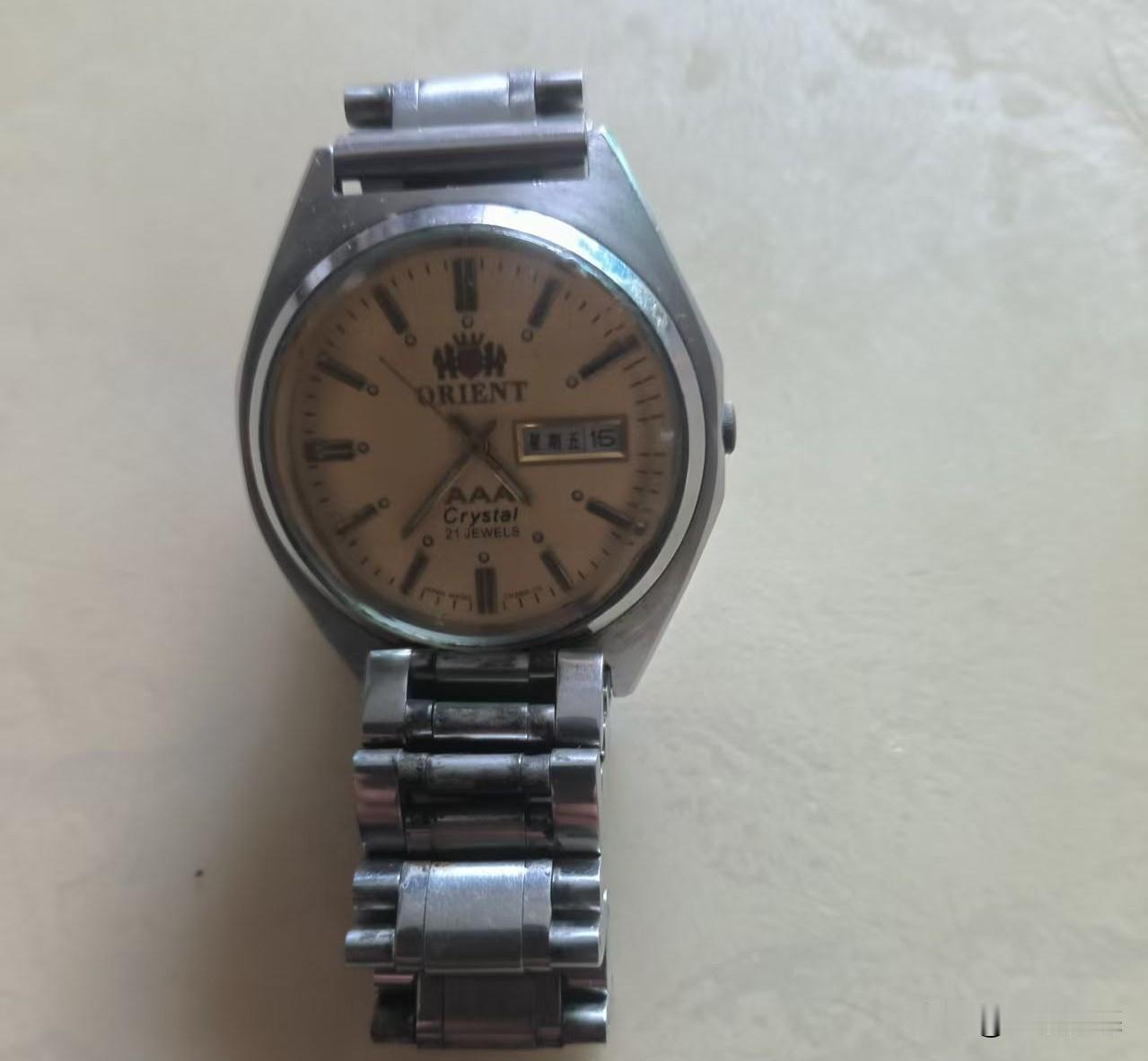 这是块什么表？父亲生前喜欢戴它，它还在嘀嗒地走，我会永远留作纪念。

去年过年回