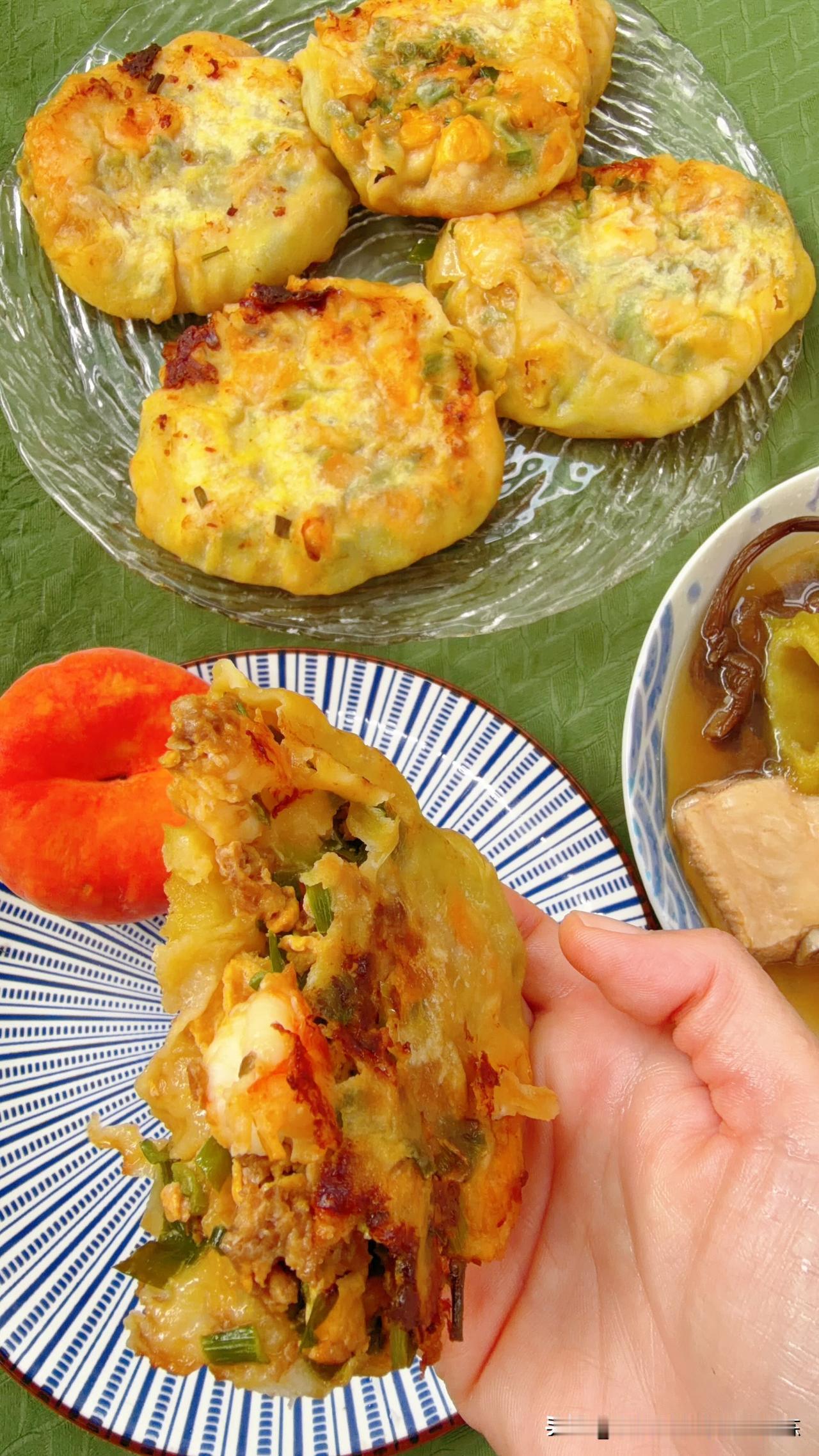 排骨炖的茶树菇苦瓜汤，青岛大虾鸡蛋韭菜肉馅饼，半烫面，有透明效果。吃了一个。真零