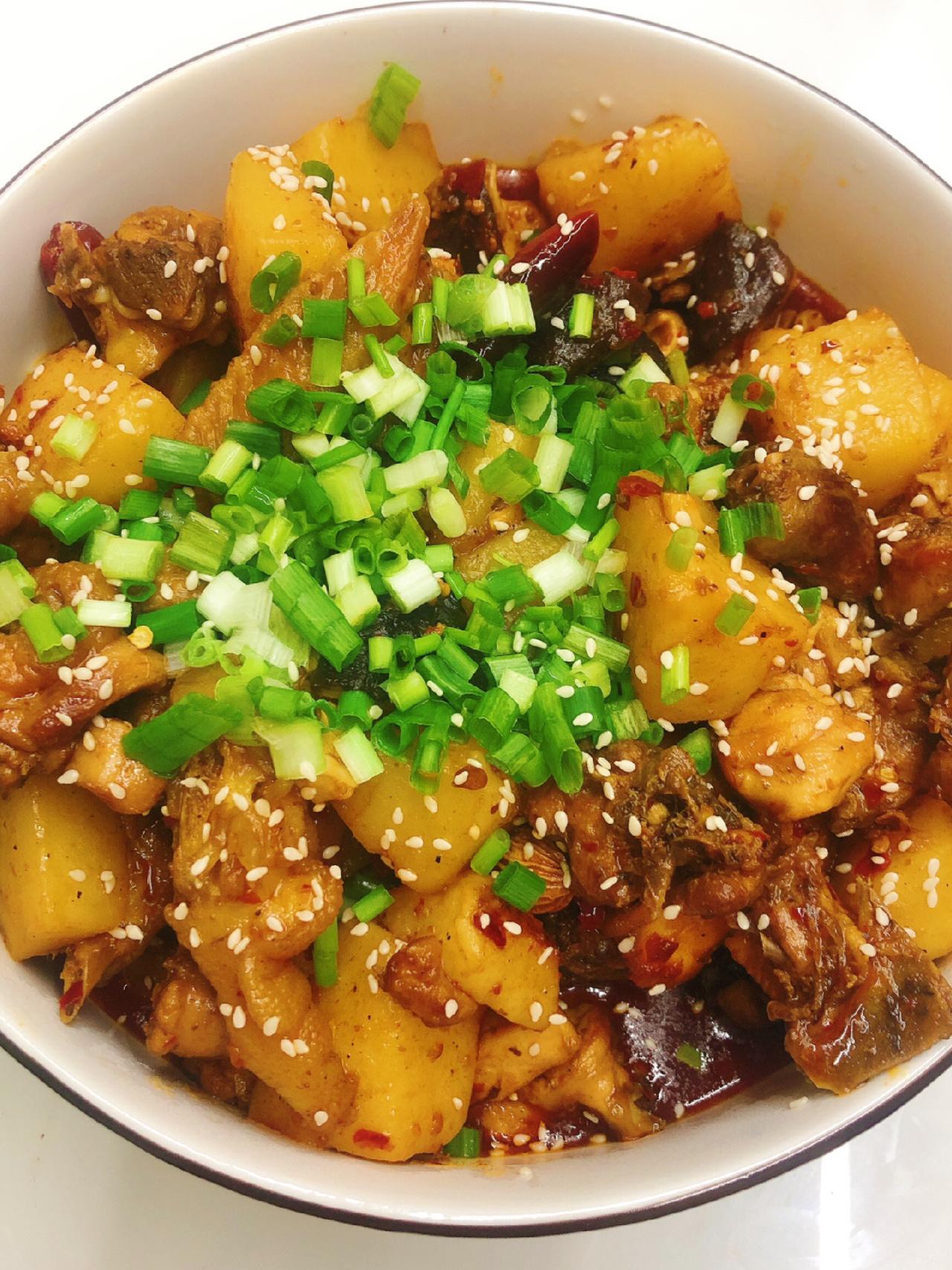 干饭人，家庭版巨巨巨好吃的烧鸡公
超级下饭的硬菜get，很开心
食材准备：鸡肉、