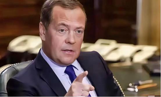 正当美国妄图染指丹麦格陵兰岛，而丹麦表示不同意之际，普京这一招——向任何美国对手