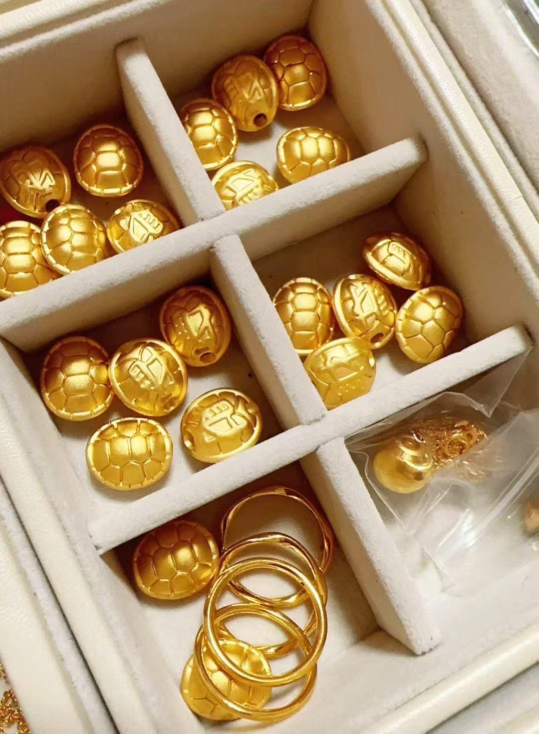 有网友说得直白：“别以为自己抑郁，其实就是没钱，啥需求都满足不了。”想想还真有道