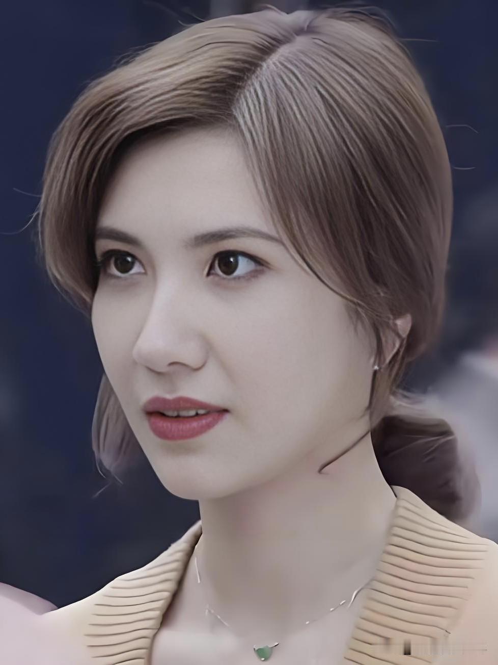 边潇潇，以《正阳门下》苏萌惊艳时光。如今45岁的她手握人生底牌，不争不抢，在烟火
