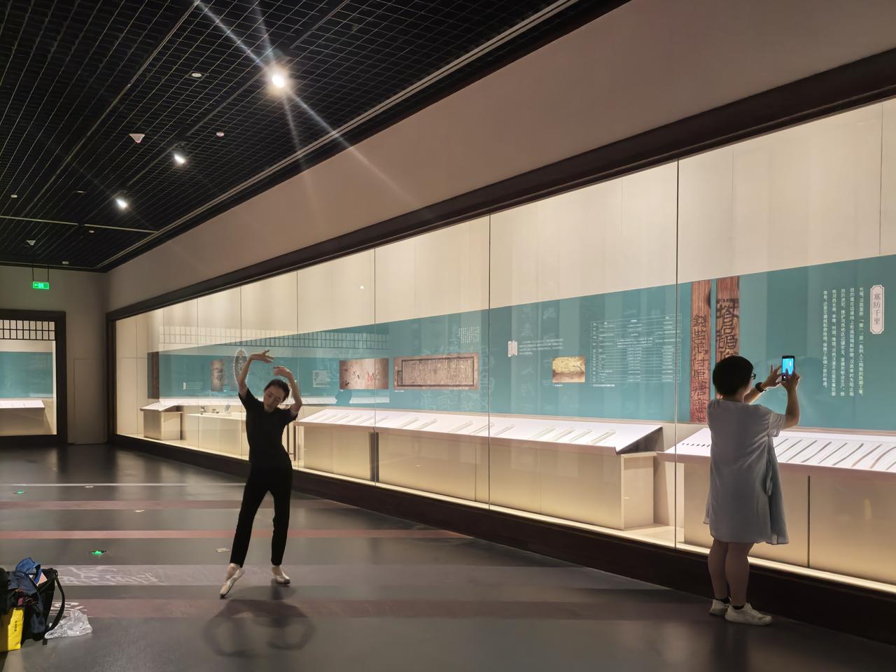 博物馆里的舞者
历史与现实，静与动，都在诉说。