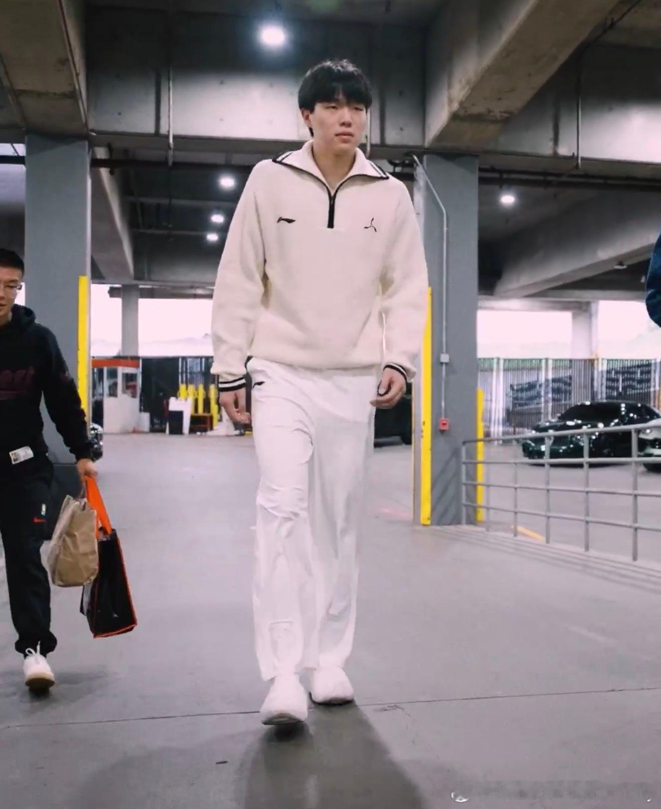 那边杨瀚森也入场！杨瀚森常规赛首秀 ​​​