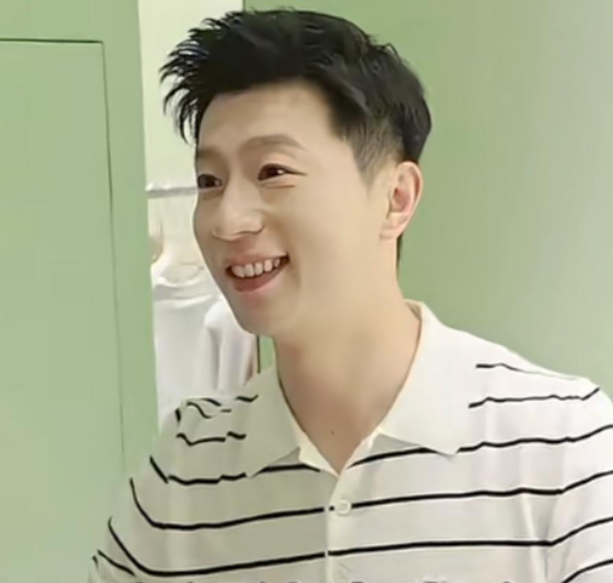 龙队
好久不见!
这哪里是两个孩子的爸爸
分明是逆生长的小鲜肉，
马龙现身深圳参
