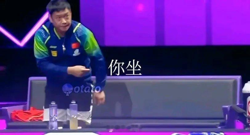 孙颖莎在中间休息时，邱贻可叫孙颖莎坐下，真是太暖心了！孙颖莎一坐下，小嘴巴就巴拉