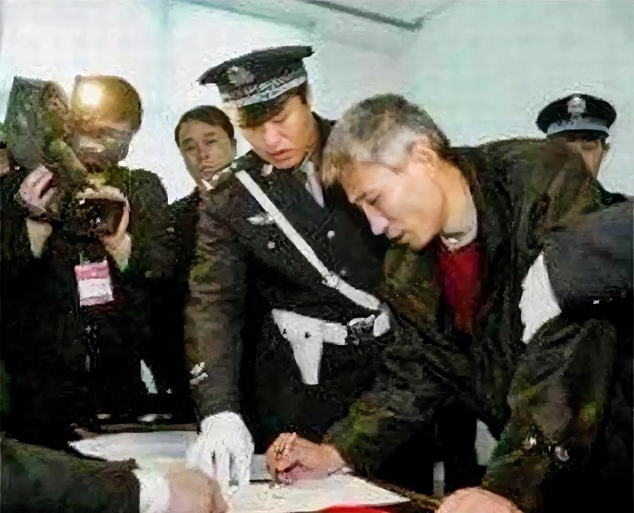2003年12月，死刑犯刘涌，正在死刑书上签字，照片中的他穿着黑色皮夹克，里面套