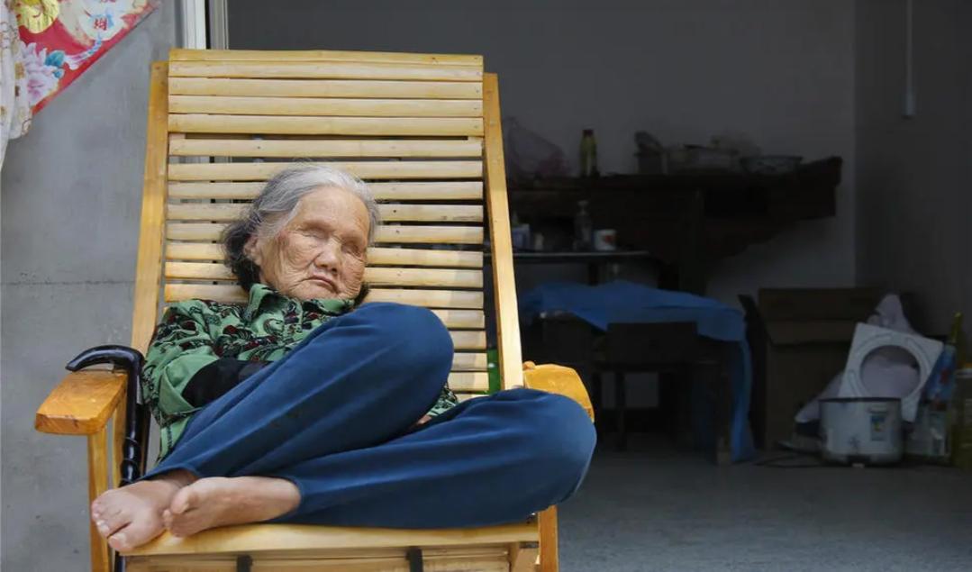 什么叫真正的“修来的福气”？今天算是见识到了。
村里一位90岁的大姨，五一那天，