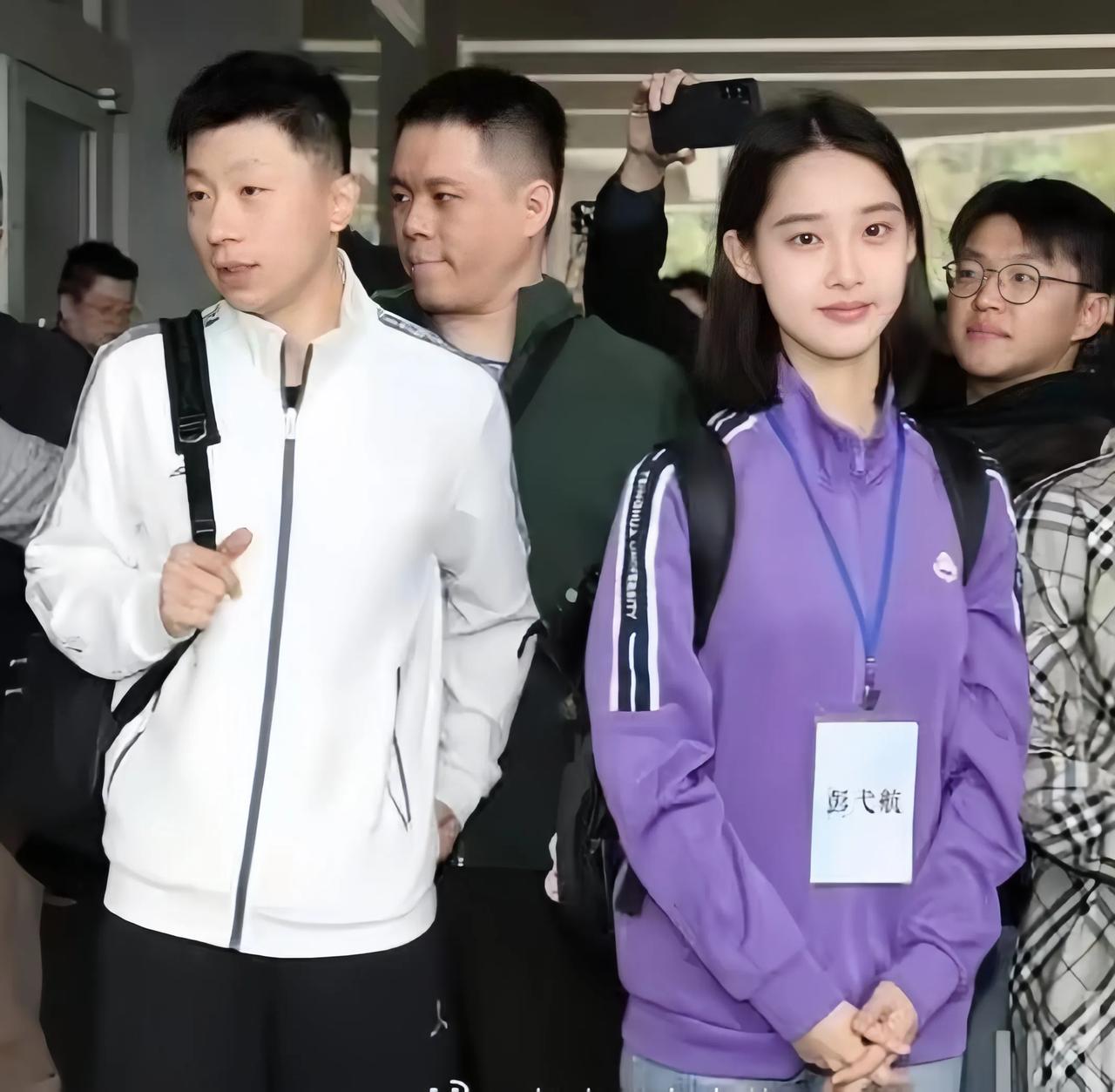 赴台交流的国乒一哥马龙和清华美女学霸彭戈航在一起，有邻家兄妹的亲切感。

马龙显