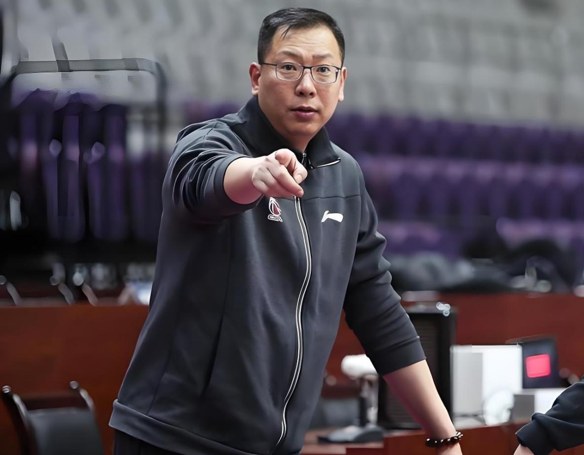 辽宁队助理教练吴乃群，接受采访，谈裁判的争议吹罚！
CBA常规赛第3轮，辽宁队与