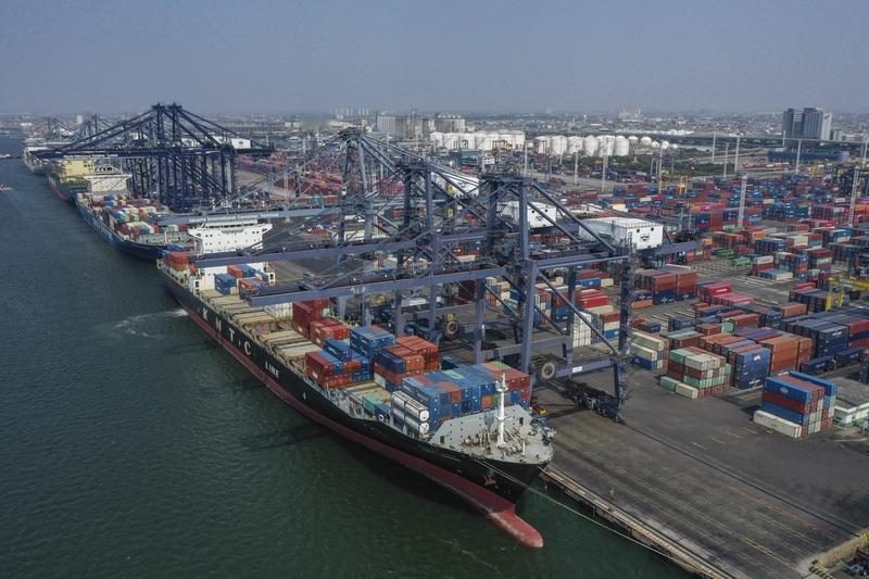 很多人不明白中国贸易顺差超过了1万亿，意味着什么，对企业来说贸易逆差顺差无所谓，