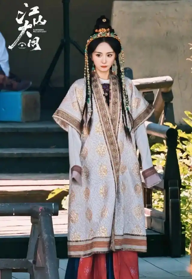 杨幂江山大同路透惹议，都说她嘟嘴卖萌，内行却夸这才是真高明 