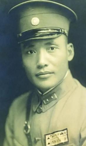 1936年，一名国民党中将跟随红军走完长征，谁知等到了延安，毛主席却对他挥了挥手