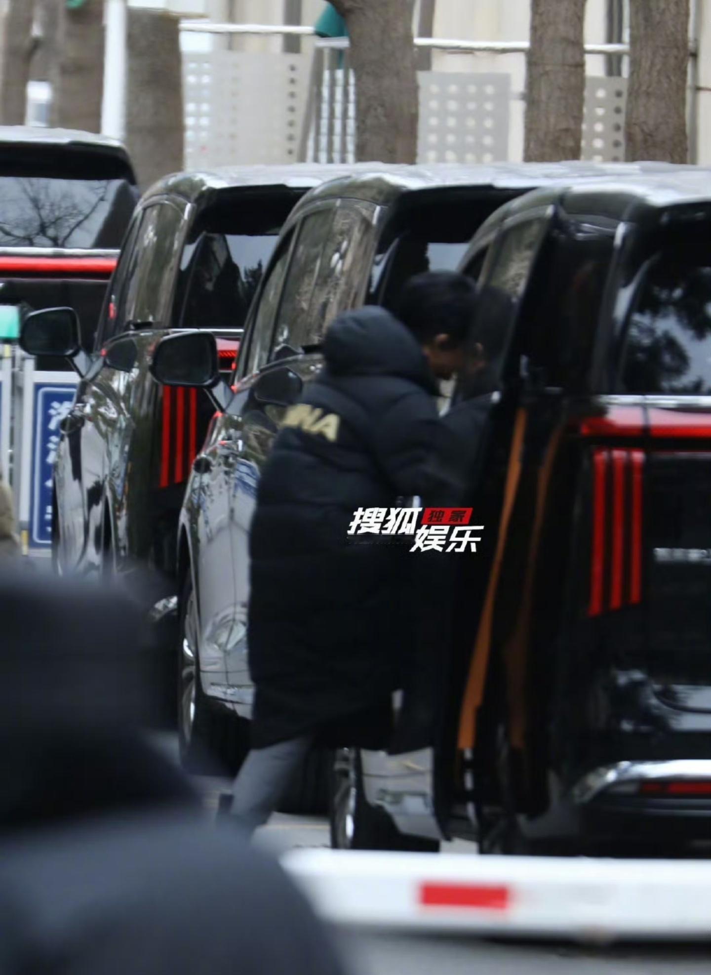 凤凰传奇还是硬啊！没受手表风波影响，玲花和曾毅合体亮相央视大楼。 玲花裹着黑色羽