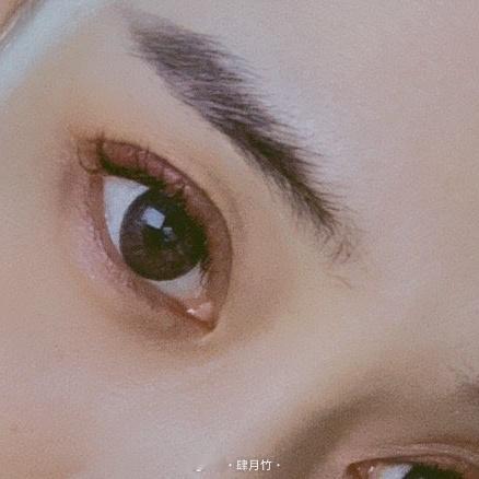 其实我想起来我崽这个拉长了眼尾的眼妆和我眼型有点共性，我也是杏仁眼，一把年纪了如