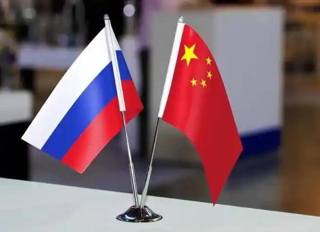 沙俄割走一百五十万平方公里，中国人记了一百多年，可今天，俄罗斯的油，中国的路；俄