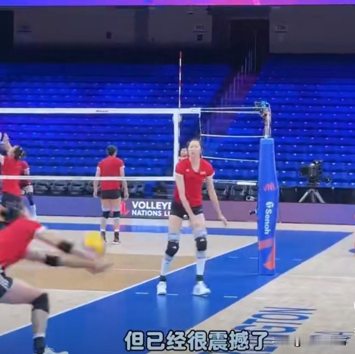 中国女排在美国达拉斯举行见面活动！从现场流出的训练照片来看，吴梦洁的伤势已经恢复