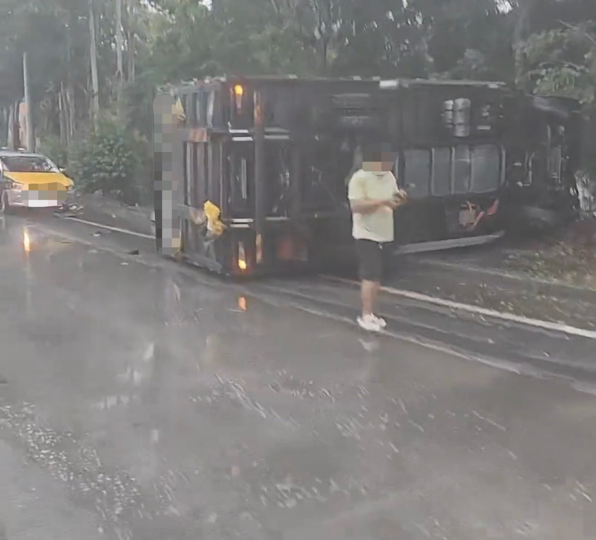 4月27日，网友反映：玉林北流教育城路口教练车和货车发生碰撞，导致出租车车门被撞